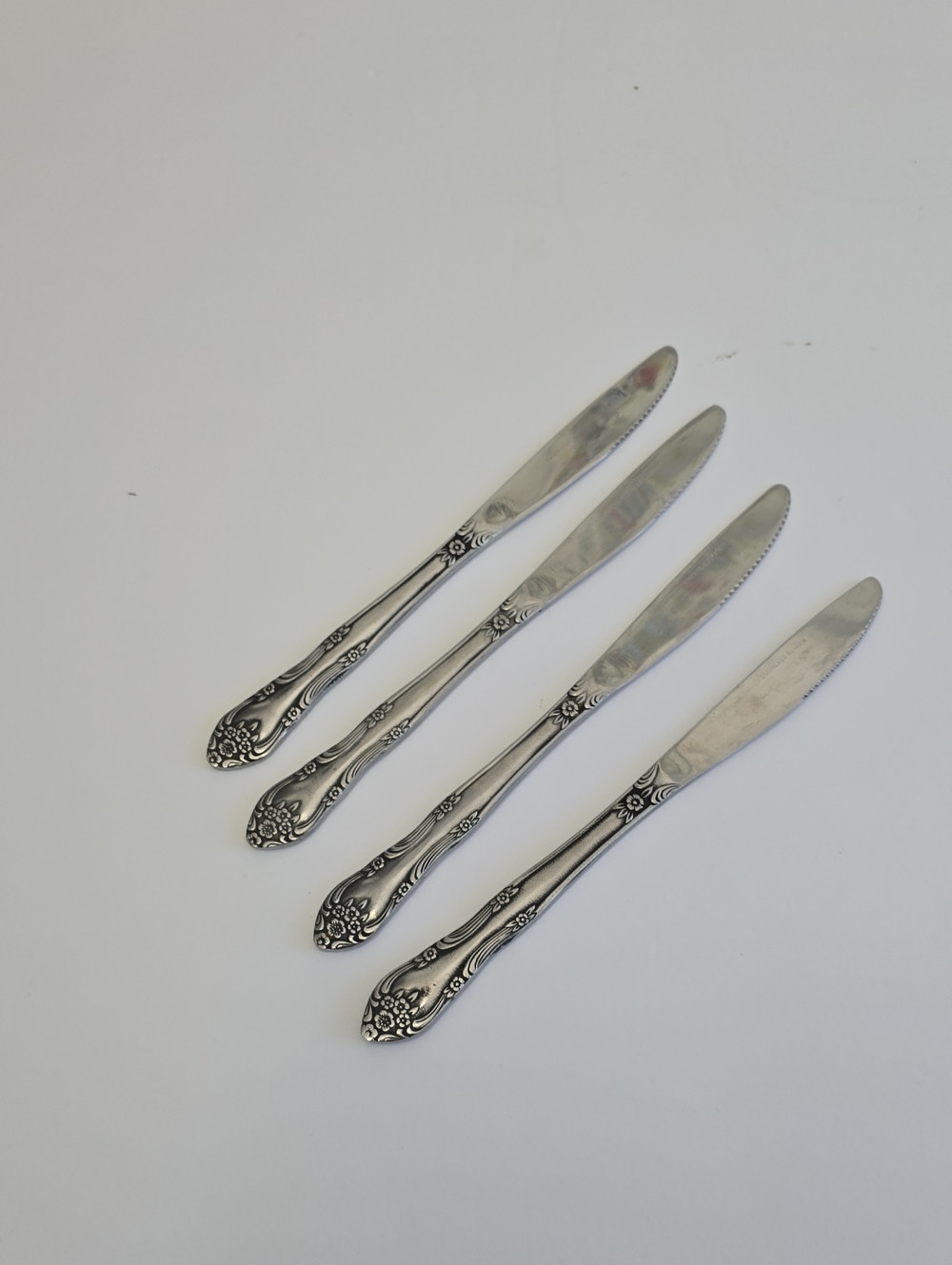 Vintage Rogers & Co Set Of 4 Korea Stainless Knives  Floral Alexis 8 3/8"